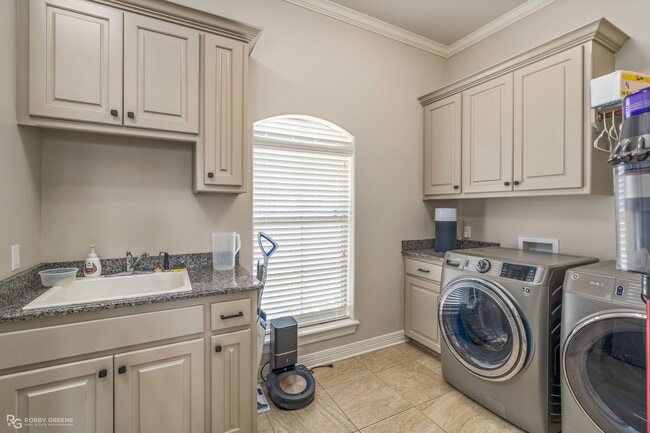 Building Photo - Beautiful 4 bedroom/4 Bathroom Home with a Peaceful Backyard