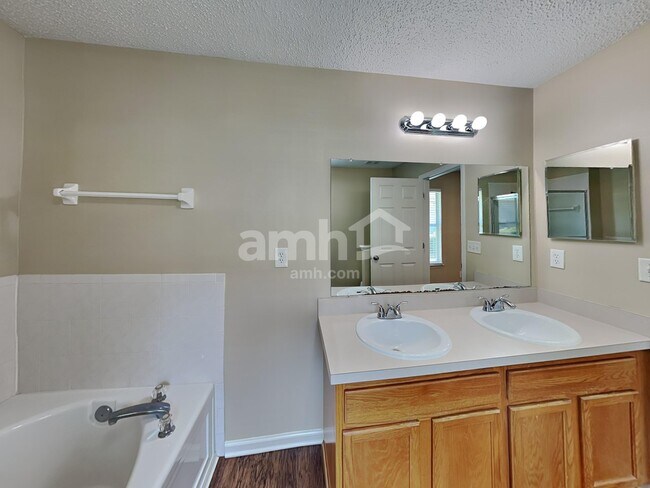 Building Photo - 14428 Woodfield Cir N