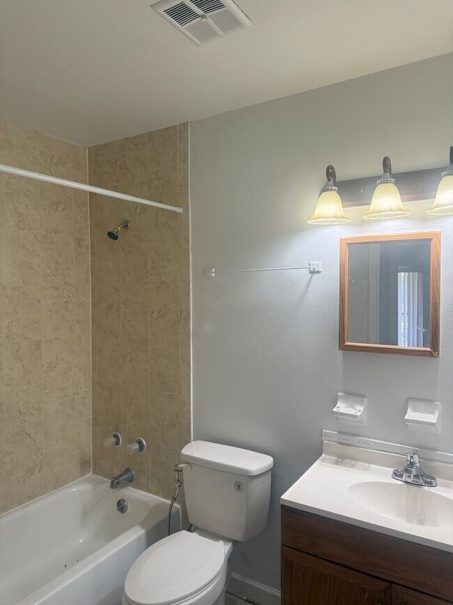 Building Photo - Spacious unit in Essex Park Condo, Kissimmee
