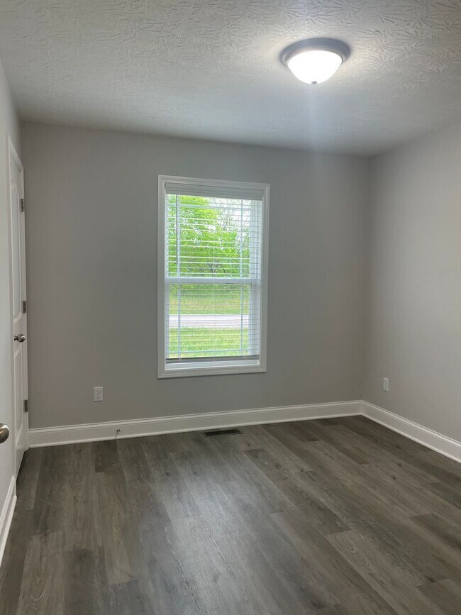 Building Photo - 560 Labrador Dr