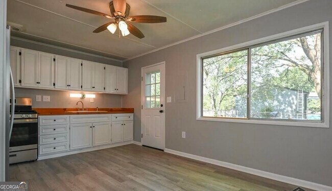 Building Photo - 300 Martin Cir
