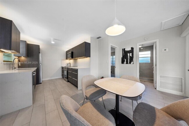 Building Photo - 707 NE 22nd Dr