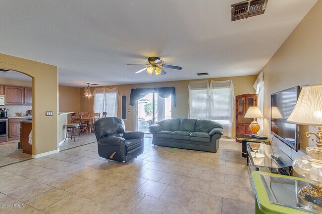 Building Photo - Amazing 4 bedrooms, 3 bathrooms house in P...