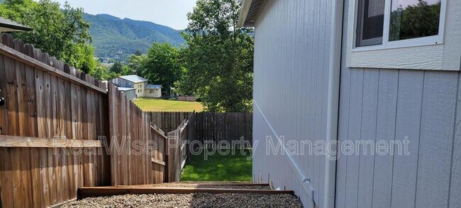 Building Photo - 1775 Daffodil Ln