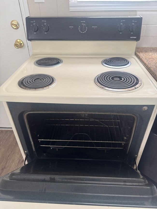 Building Photo - RARE CARSON LANE DUPLEX AVAILABLE