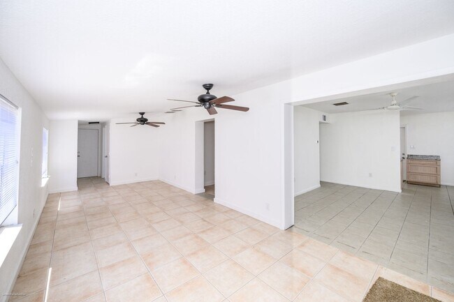 Building Photo - 510 Sharon Cir