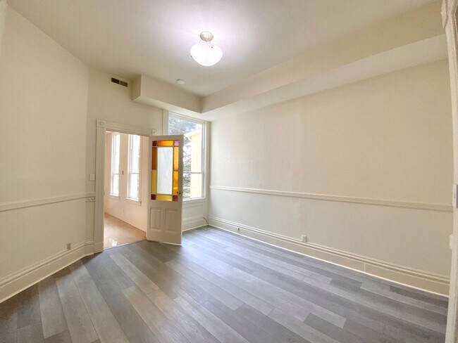 Building Photo - SPACIOUS Unit w/ Bonus Room/Office, Hardwo...