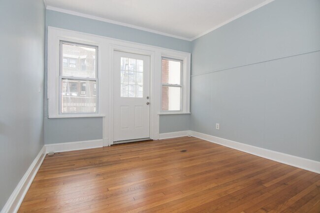 Building Photo - Bright and beautifully renovated in Allsto...