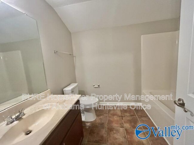 Building Photo - 423 Jasmine Dr
