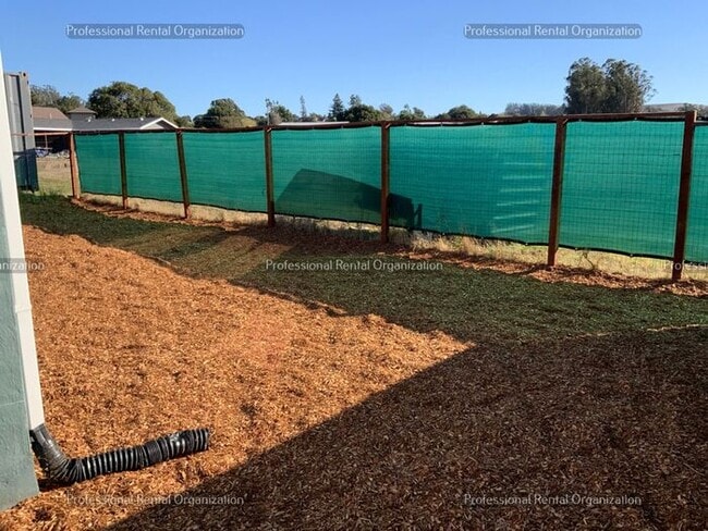 Building Photo - Country property minutes from downtown Pet...