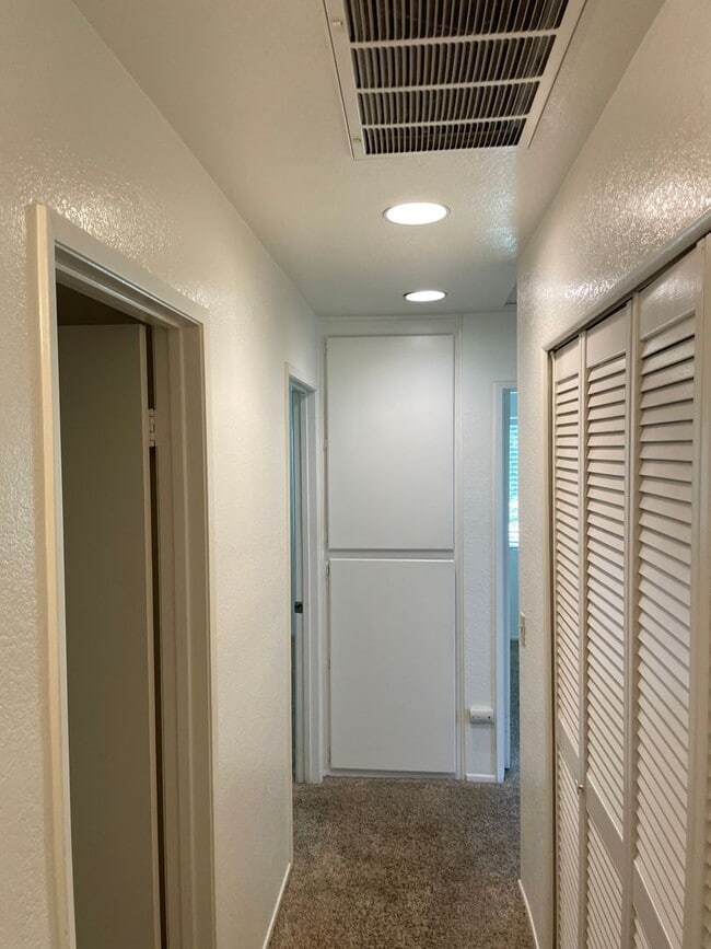 Building Photo - Great Location in Lake Forest