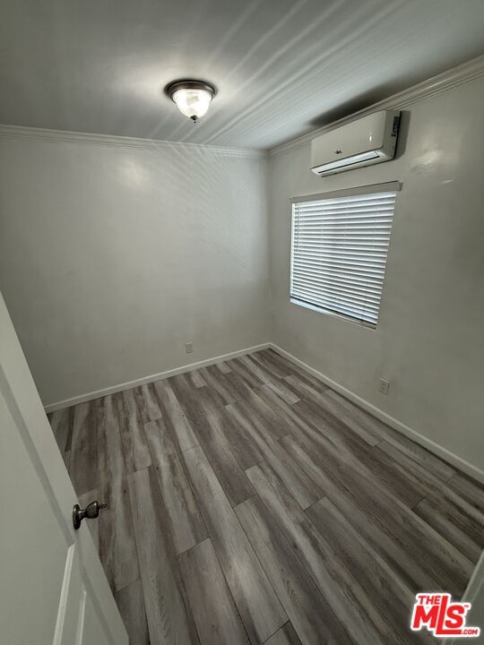 Building Photo - 2922 S Budlong Ave