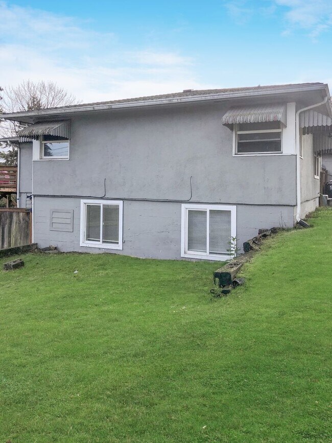 Building Photo - Nicely Updated 3/1 Tacoma Duplex