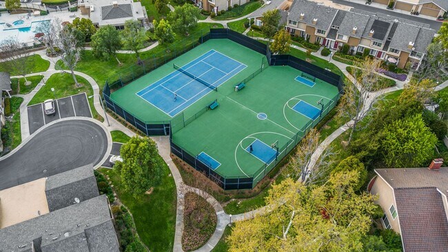 Building Photo - Beautiful 2-Story, 3-Bedroom, 3-Bath Townhome Community Pool