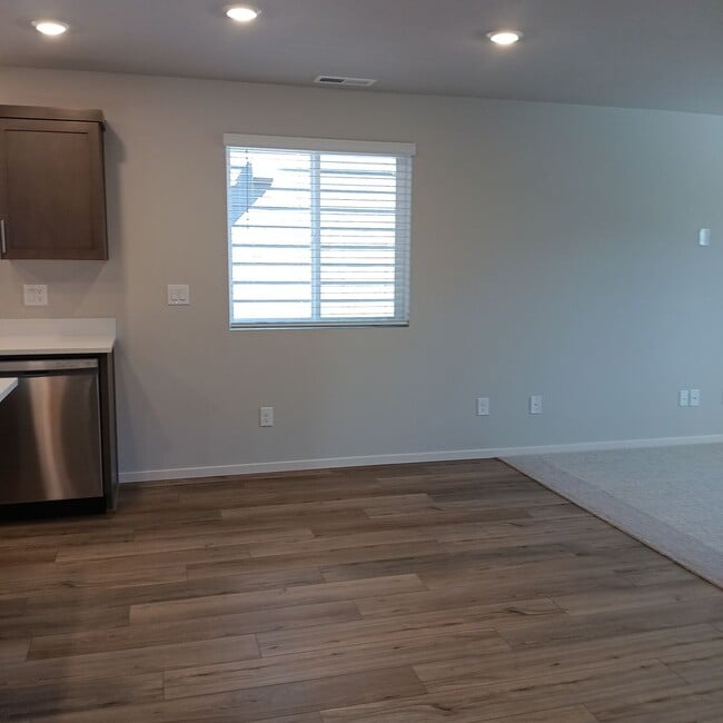 Building Photo - Beautiful Modern Home in Woodburn is Ready For You!!