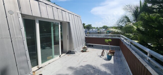Building Photo - 4081 NE 14th Ave