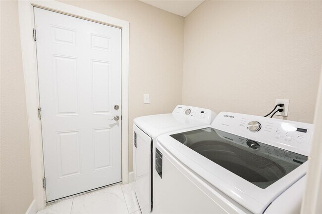Building Photo - Fully Furnished - Turn Key - Short Term 31days+ - Sleeps up to 7