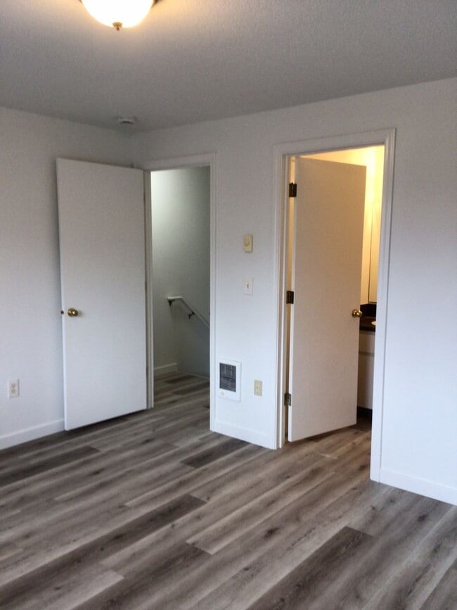 Building Photo - Washougal 2 Bedroom Townhome