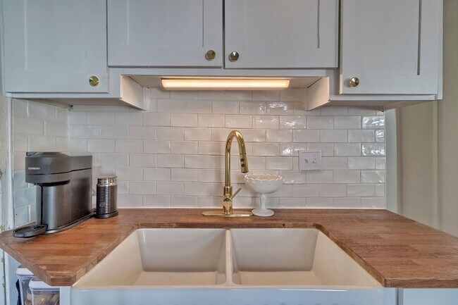 Building Photo - Adorable Bungalow in Highly Sought-After C...
