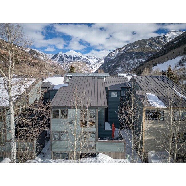 Building Photo - 747 W Pacific Ave