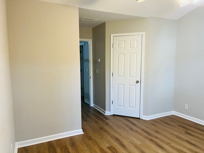 Building Photo - Wow! Check out this charming 3 bedroom 2.5...