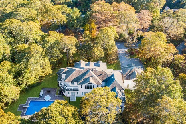 Building Photo - 10 Bay Woods Dr