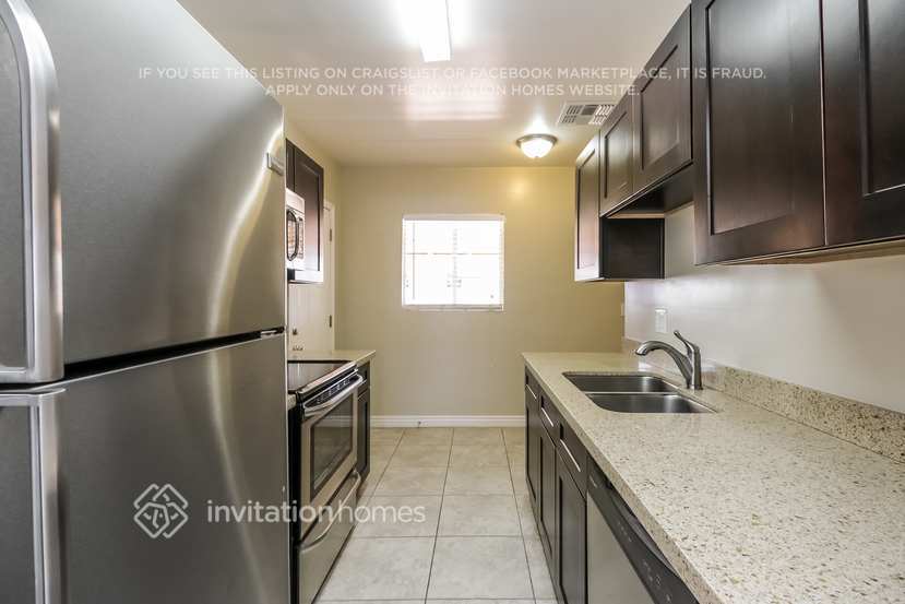 Building Photo - 1649 E 1st St