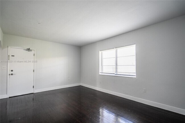 Building Photo - 1007 Bay Dr