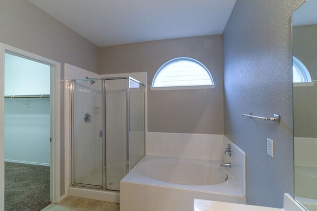 Building Photo - Adorable 3 bedroom with open floor plan!