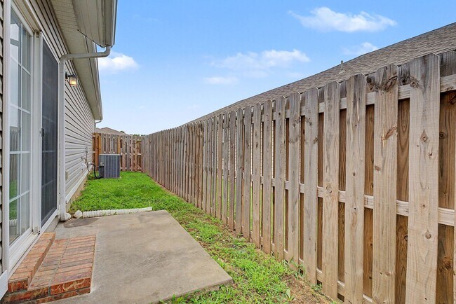Building Photo - Beautiful 3 Bedroom Home with Hardwood, Tile & Spacious Kitchen