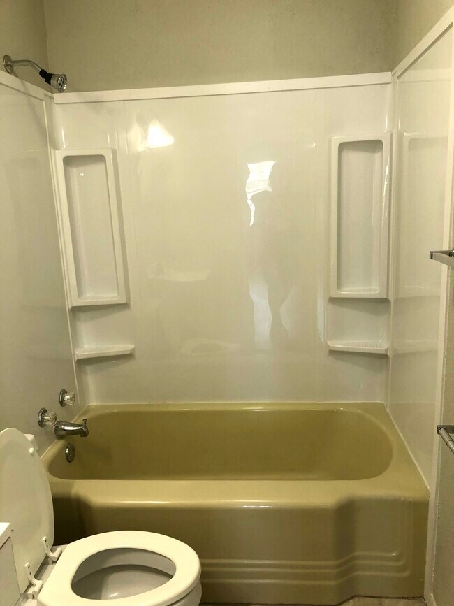 Building Photo - 611 McEwen St