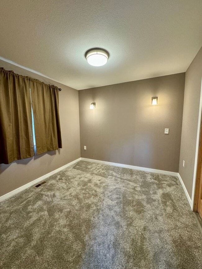 Building Photo - NORTH KENAI HOME!