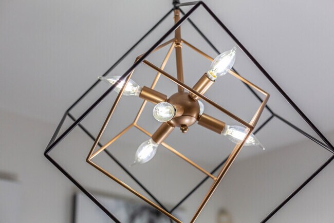 Building Photo - Newly Remodeled 5B4B. 2 mile from the Rose Parade!