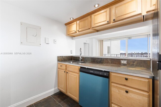 Building Photo - 7601 E Treasure Dr