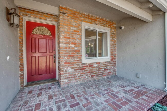 Building Photo - Beautiful 4 bedroom, 3 bath in desirable C...