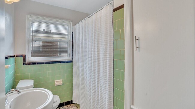 Building Photo - Beautifully renovated Move-in Ready 2bed 1...