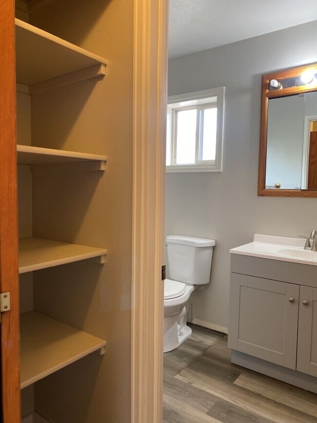 Building Photo - 2 Bedroom 2 Bath Townhome w/ large 2 car garage - Freshly remodeled - Available Now