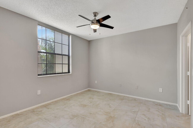 Building Photo - 630 S Sapodilla Ave