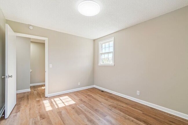 Building Photo - Charming 3-Bedroom 1.5 Bath Oasis in Bellevue