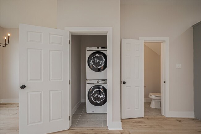 Building Photo - 918 St Clair St