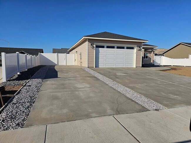 Building Photo - Modern Open Living in Ephrata