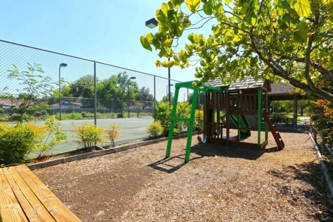 Building Photo - 9242 Westwood Village Dr