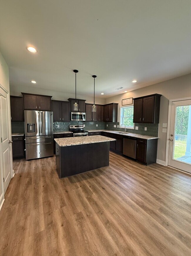 Building Photo - Stunning 4 Bed, 2.5 Bath Home in Cameron