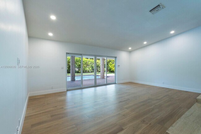 Building Photo - 13050 SW 71st Ave