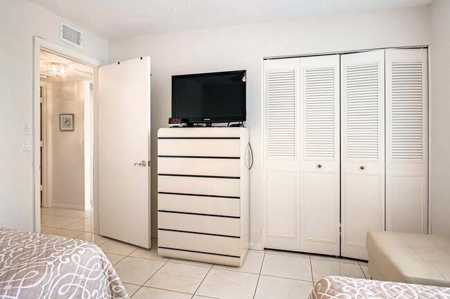 Building Photo - 6650 S Oriole Blvd