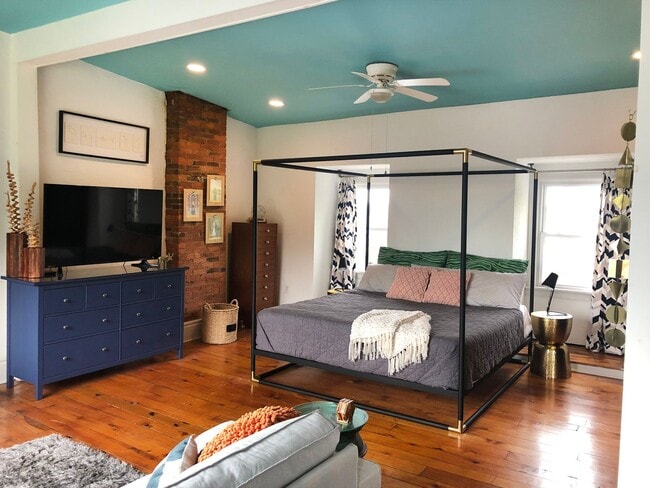 Building Photo - 3 bed 1 bath - beautiful Southside flats home, central air, in unit laundry, udpated