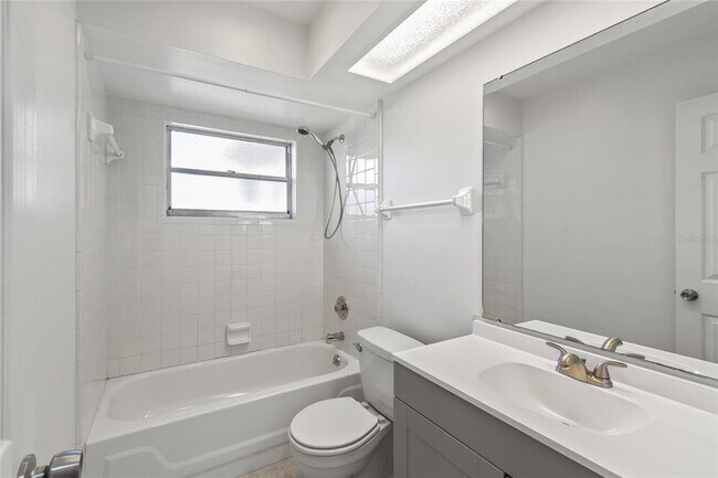 Building Photo - 2711 N Dellwood Dr