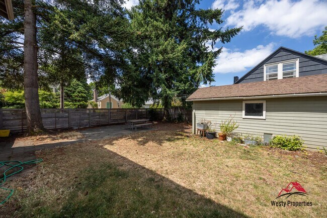 Building Photo - 2407 NE Skidmore St