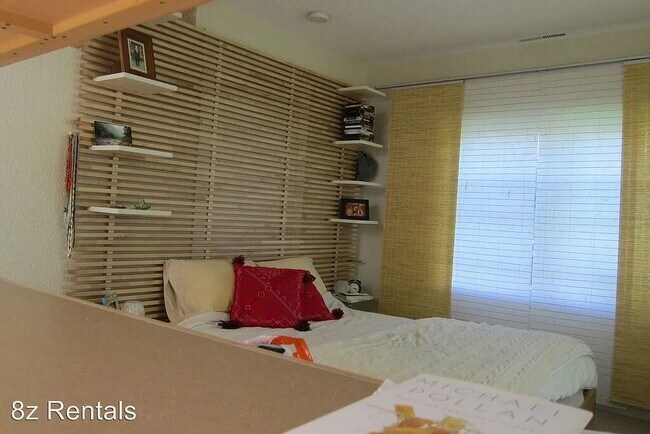 Building Photo - Charming Studio Furnished Unit - Cozy 400 Sq Ft Home with Full Bath!"