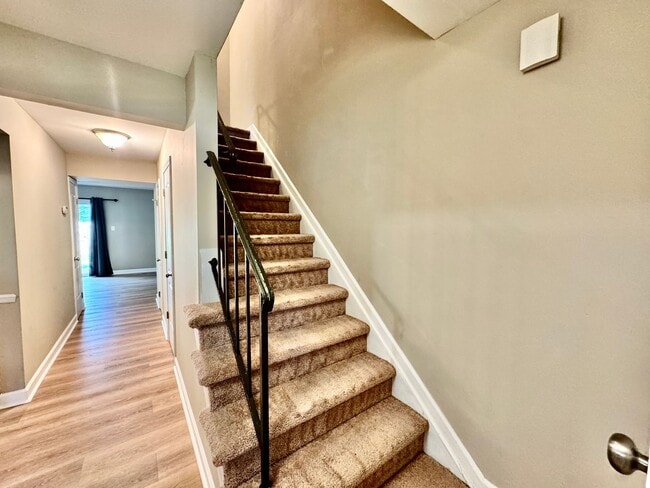 Building Photo - Great Neck Townhome Available NOW! Neutral...